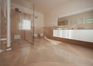 Bagno con pareti pavimenti lavandino e doccia in Marmo Rosa Portogallo