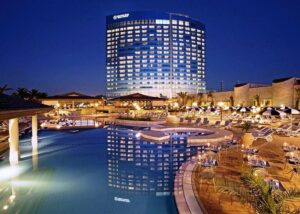 Bordo piscina dello Sheraton Oran Hotel in Algeria rivestito con Marmo Grolla