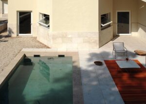 Bordo piscina di ville residenziali italiane realizzato in Marmo Grolla