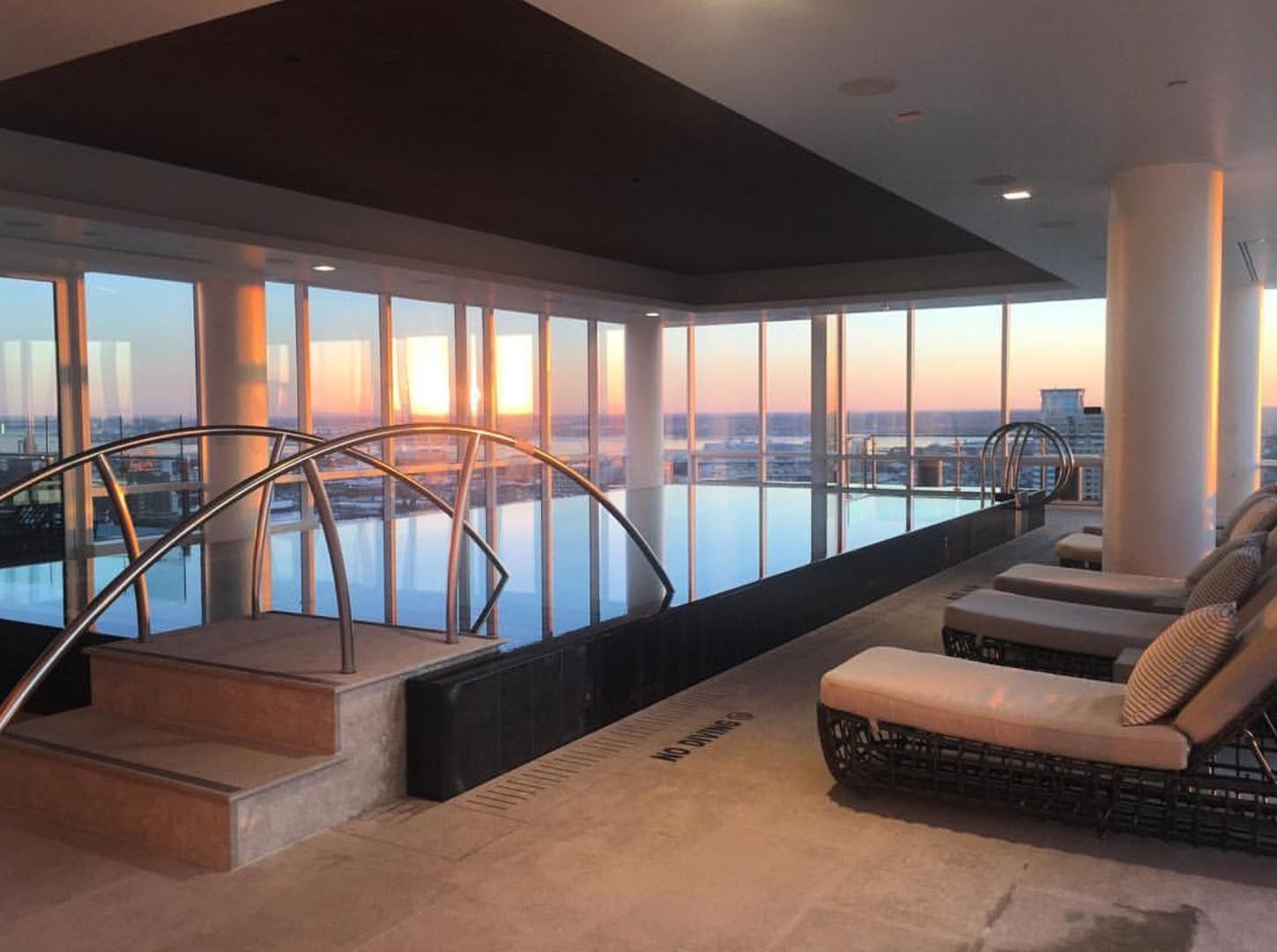 Bordo piscina in Marmo Grigio Olivo a washington al Four Season Hotel