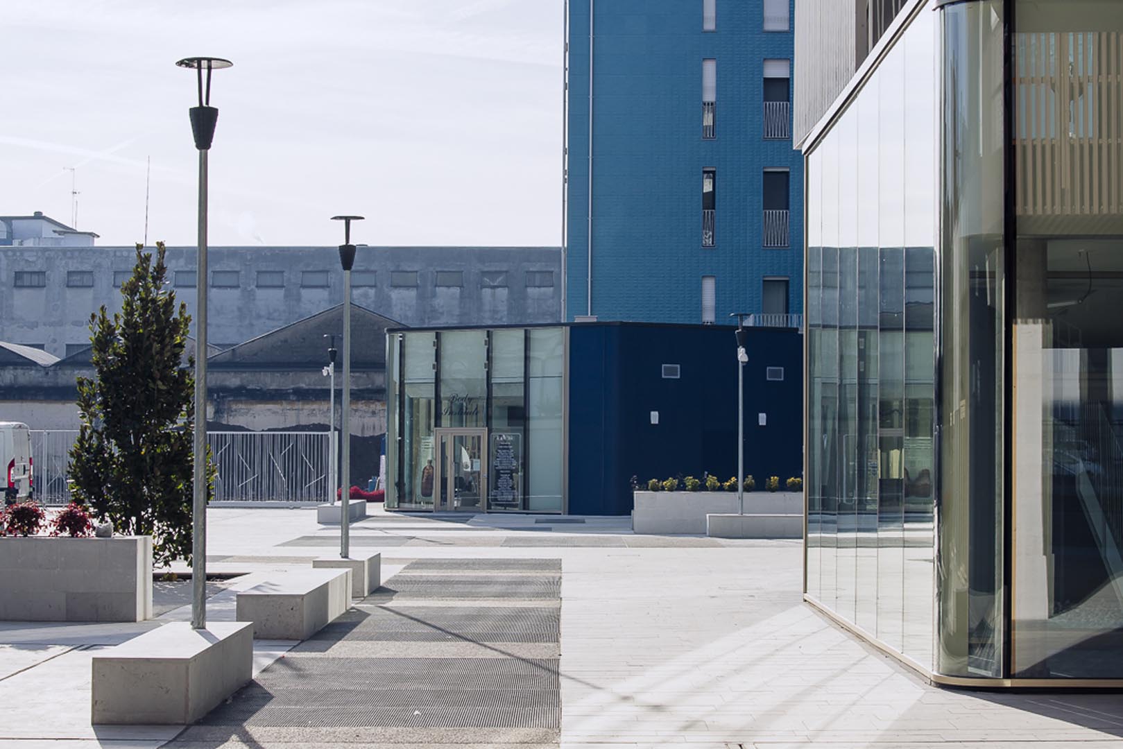 Dettagli di pavimento al Living in the blue realizzati in Marmo Grolla