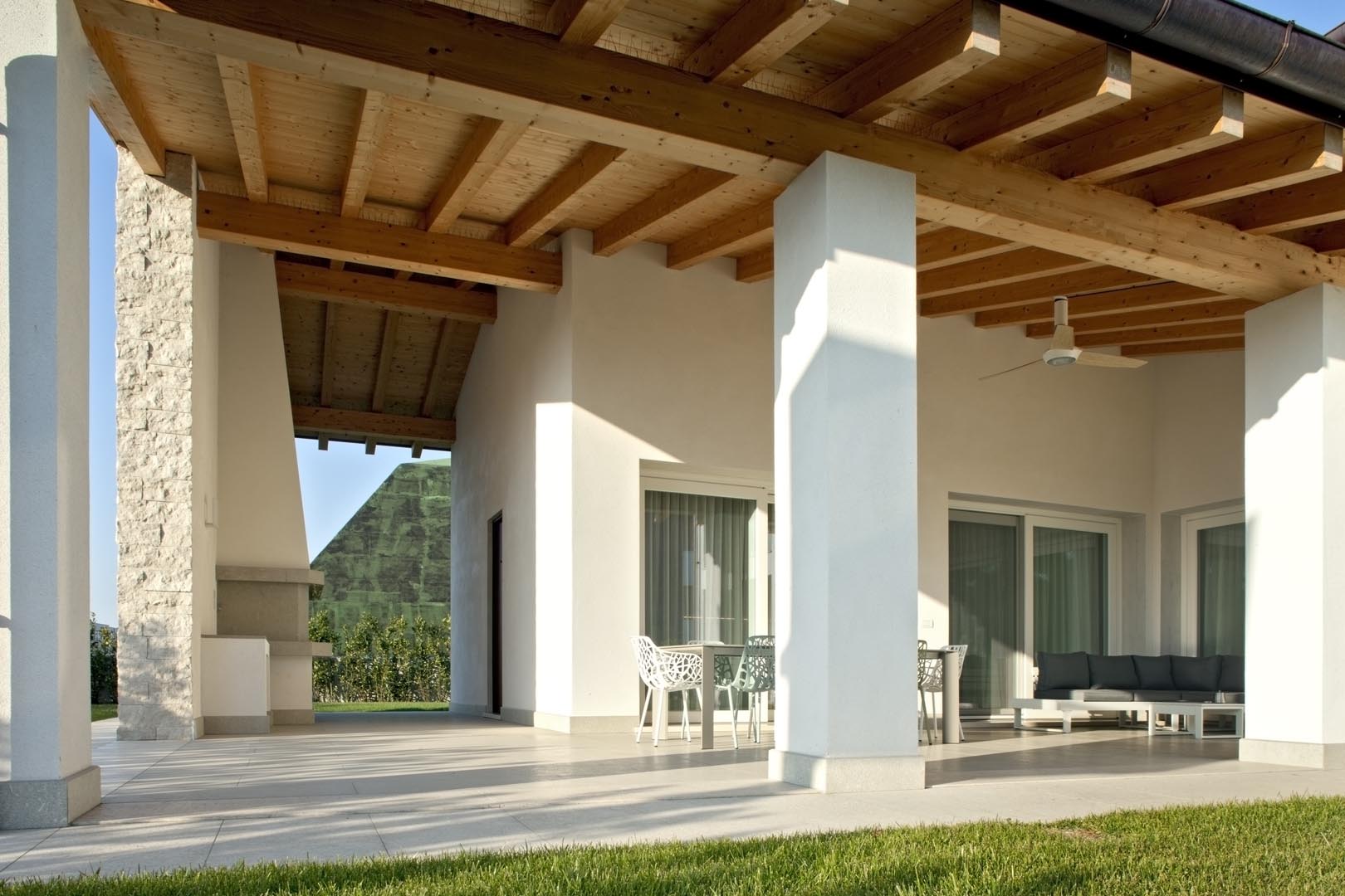 Dettagli facciata villa realizzati in Marmo Grigio Olivo