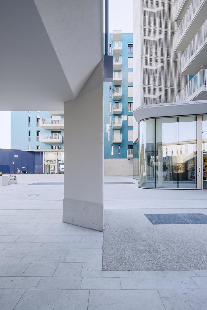 Dettagli stipite e pavimento realizzato in Marmo Grolla