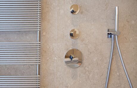 Dettaglio Doccia in Marmo Grolla Bagno italiano