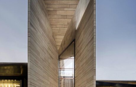 Dettaglio della facciata del centro commerciale Light Waterfall fatta in Marmo Grolla