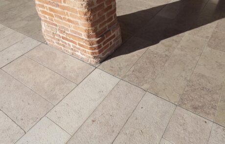 Dettaglio della pavimentazione esterna villa privata italiana in Marmo Grolla