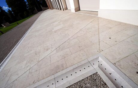 Dettaglio della pavimentazione esterna villa privata italiana in Marmo Grolla