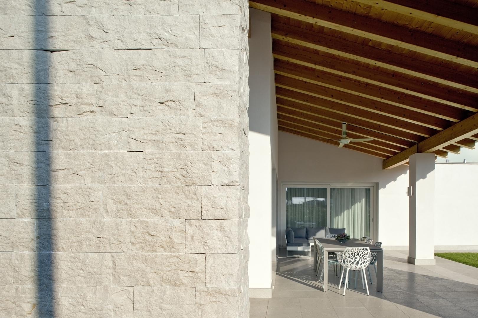 Dettaglio muro in Marmo Grigio Olivo di una villa