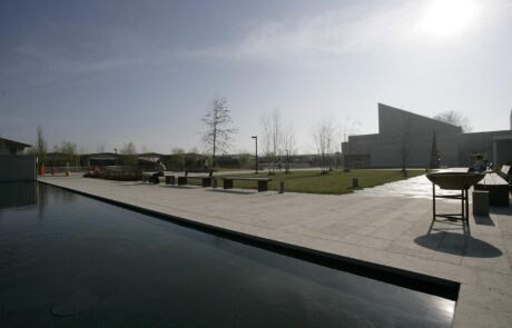 Dettaglio pavimentazione in Marmo Grigio Olivo fiammato di Piazza dell humanitas university a rozzano