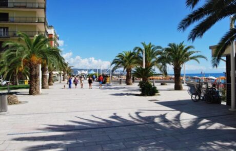 Dettaglio pavimentazione lungomare di borghetto in Marmo Grolla beige fiammato