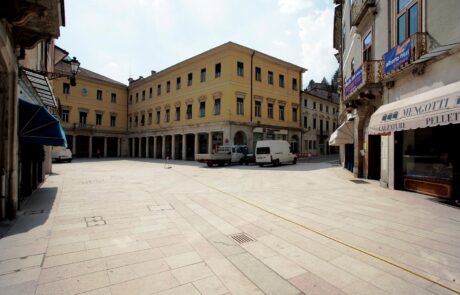 Dettaglio pavimento Piazza di Valdagno in Marmo Grolla e Marmo Grigio Olivo