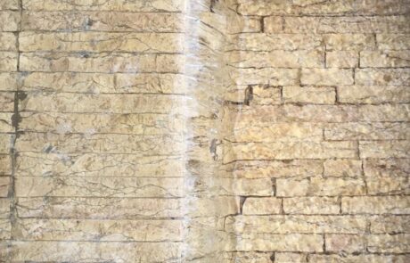 Dettaglio rivestimento parete in Marmo Grolla a levico terme nel centro storico