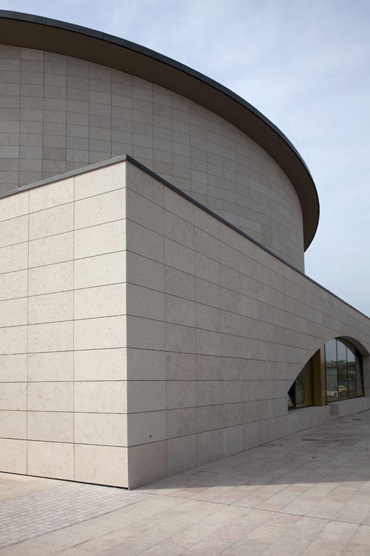 Dettaglio su facciata rivestita di Marmo Grolla della Chiesa di Sant Alessandro Grassobbio