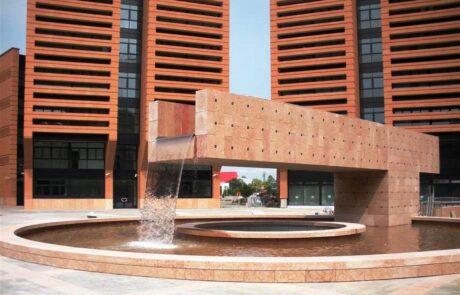 Dettaglio sulla fontana dell Ex Area Appiani di Treviso interamente rivestita di Marmo Rosso Asiago