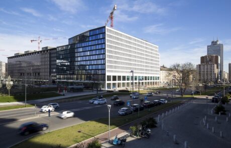 Esterno del The corner con pavimentazioni esterne in Marmo Grolla