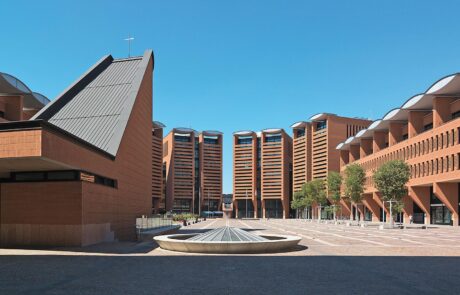 Ex Area Appiani a Treviso palazzi e fontana interamente rivestiti in Marmo Rosso Asiago