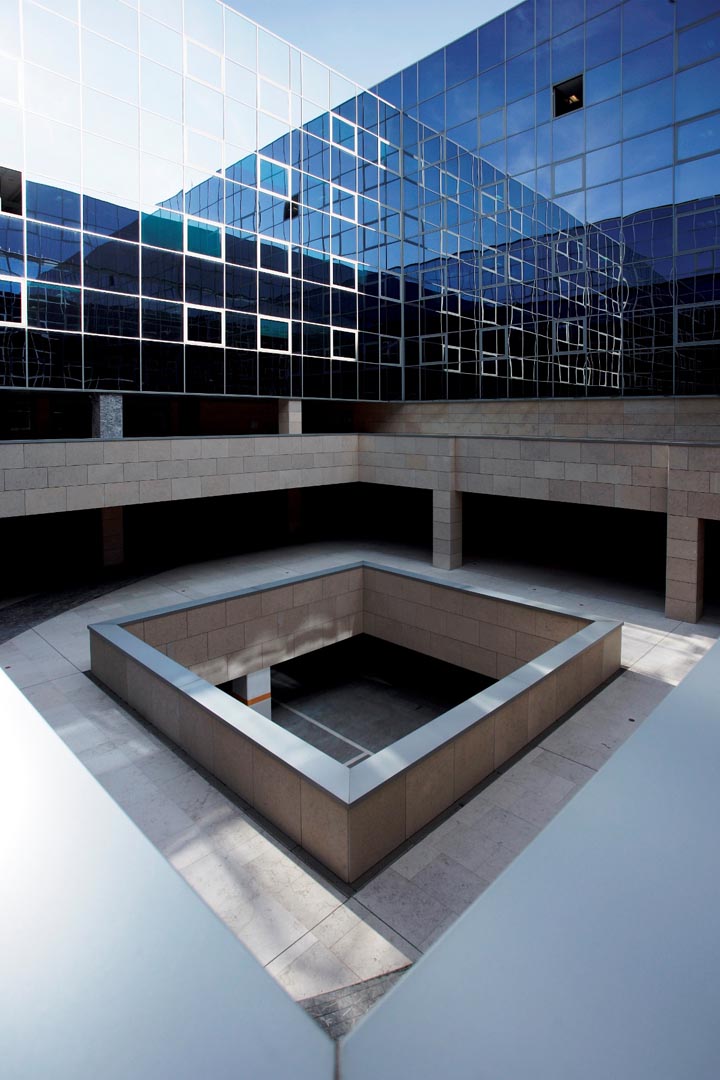 Facciata e pavimento Palazzo della Regione Udine in Marmo Grolla