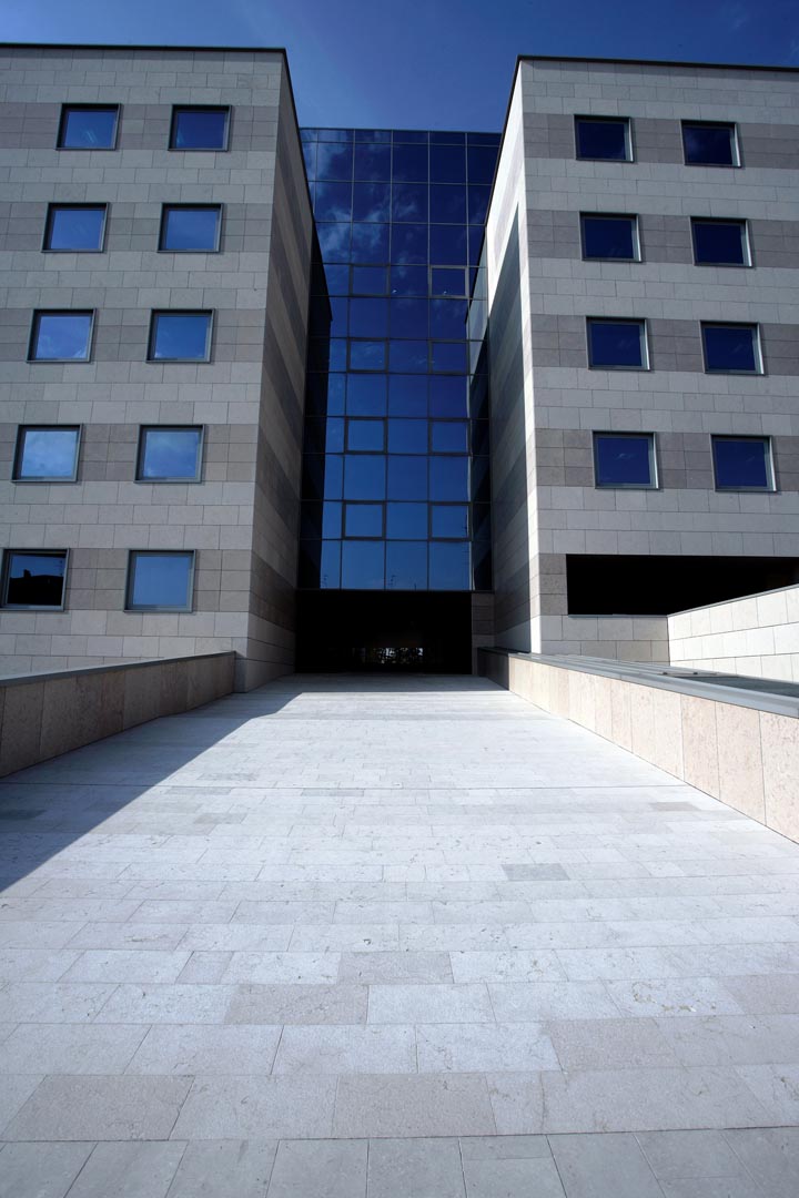 Facciata e pavimento esterno Palazzo della Regione Udine in Marmo Grolla