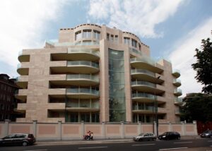 Facciata edificio residenziale Majno Milano
