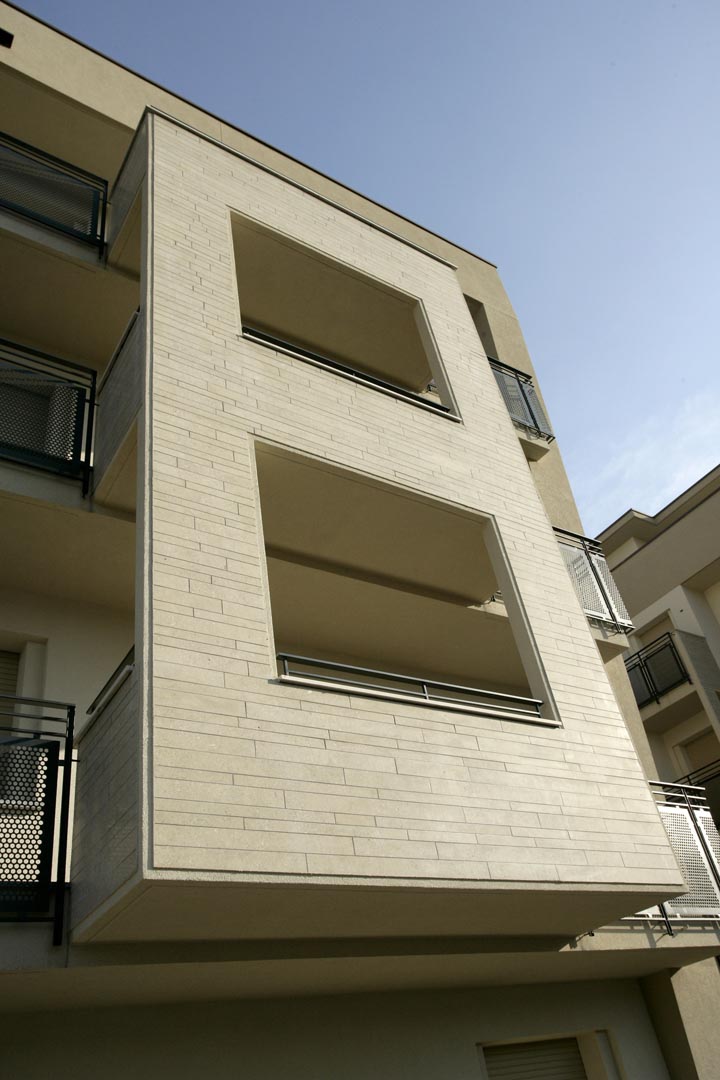 Facciata edificio residenziale italiano rivestito in Marmo Grolla