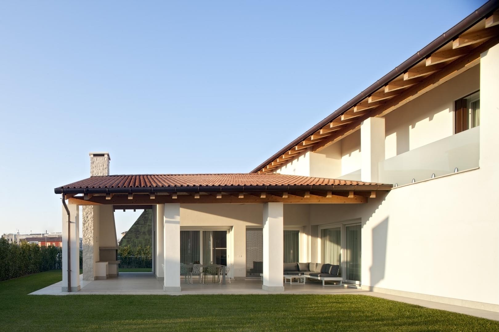 Facciata villa in Marmo Grigio Olivo