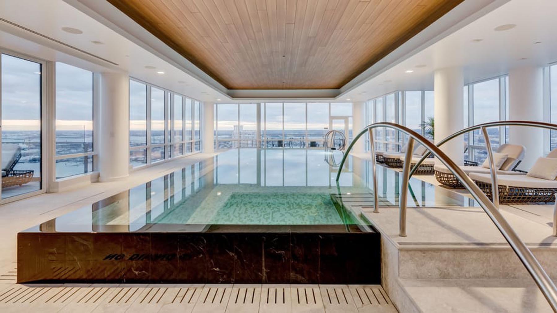 Four Seasons hotel riveste le sue piscine con Marmo Grigio Olivo