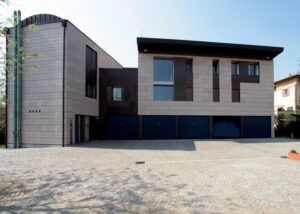 Il Marmo Grolla riveste la facciata di questa villa italiana