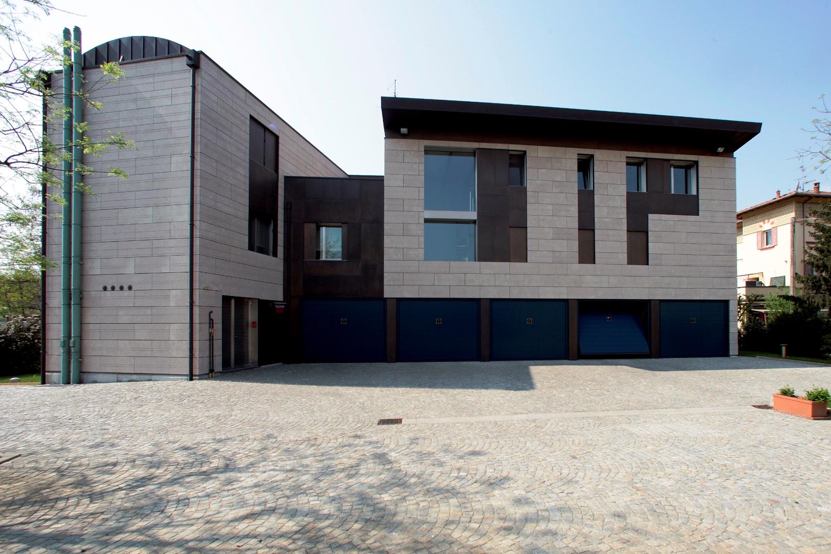 Il Marmo Grolla riveste la facciata di questa villa italiana