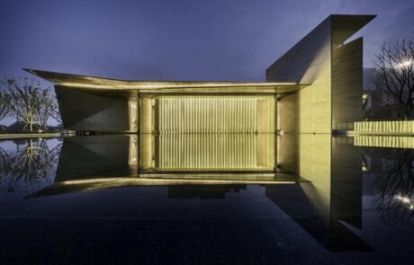 La facciata di Marmo Grolla del light waterfall sales center di notte