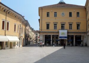 La piazza di Valdagno con il pavimento realizzato in Marmo Grolla e Marmo Grigio Olivo