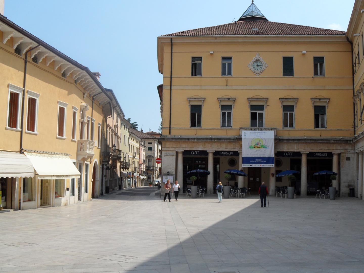 La piazza di Valdagno con il pavimento realizzato in Marmo Grolla e Marmo Grigio Olivo