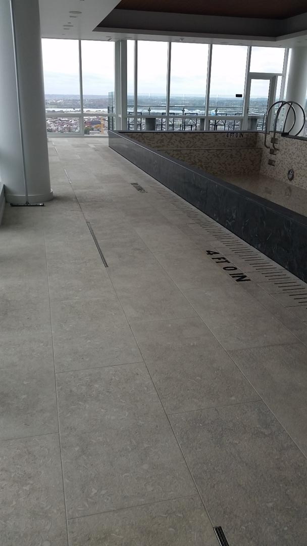 Marmo Grigio Olivo sul bordo piscina al four season hotel