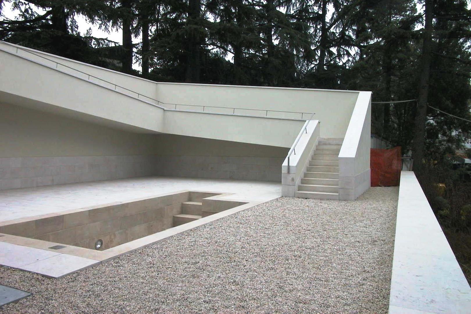 Marmo Grolla impiegato per bordo piscina e rivestimento parete in queste ville residenziali italien