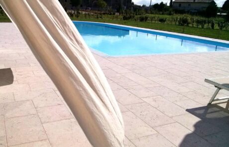 Marmo Grolla utilizzato per il bordo di una piscina privata in una villa italiana