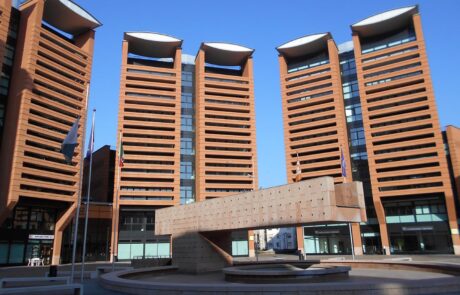 Palazzi e fontana rivestiti di Marmo rosso Asiago Fiammato all Area Ex Appiani di Treviso