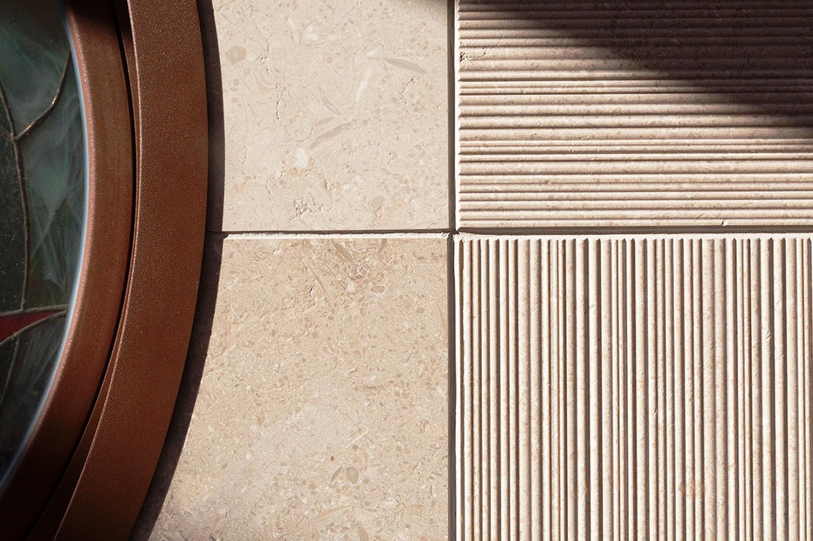 Parete rivestita con Marmo Grolla a Valdagno nell Hotel Rosa Purpurea