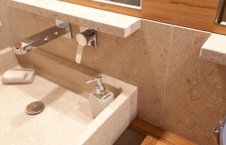 Pareti e lavandino in Marmo Grolla Bagno italiano
