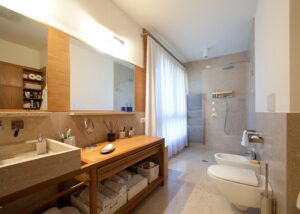Pareti pavimenti doccia e lavandino in Marmo Grolla Bagno italiano