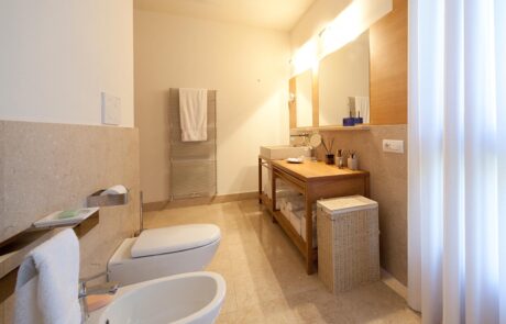 Pareti pavimenti doccia e lavandino in Marmo Grolla Bagno italiano