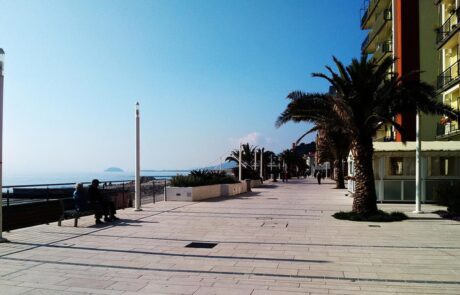 Pavimentazione del lungomare di borhetto fatto in Marmo Grolla beige fiammato
