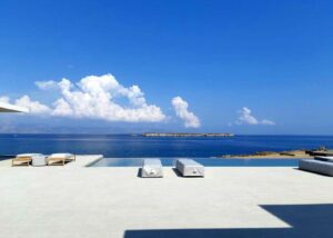 Pavimentazione di una villa in grecia realizzata in Marmo Grigio Olivo fiammato