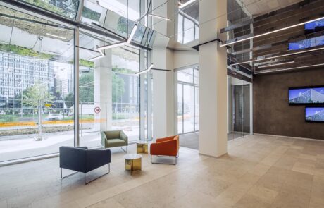 Pavimentazione e colonne rivestite in Marmo Grolla al The corner