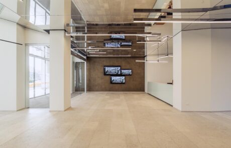 Pavimentazione e colonne rivestite in Marmo Grolla al The corner