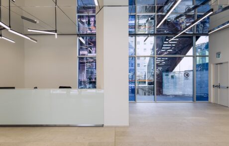 Pavimentazione e colonne rivestite in Marmo Grolla al The corner