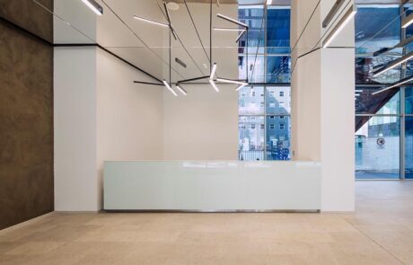 Pavimentazione e colonne rivestite in Marmo Grolla al The corner