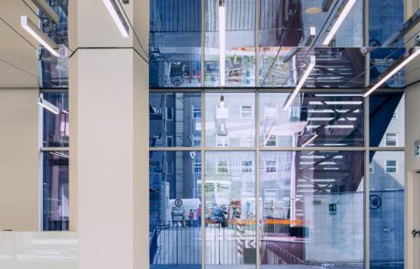 Pavimentazione e colonne rivestite in Marmo Grolla al The corner