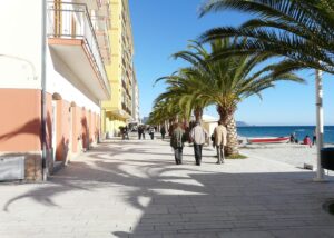 Pavimentazione esterna del lungomare di borghetto interamente realizzato in marmo grolla beige fiammato