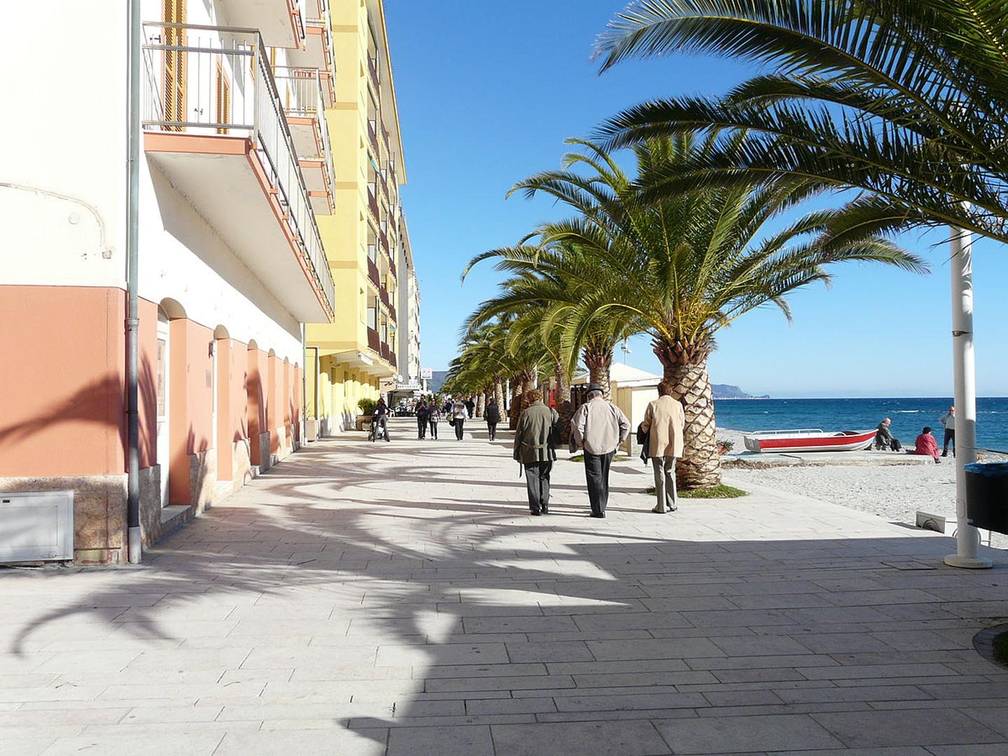 Pavimentazione esterna del lungomare di borghetto interamente realizzato in marmo grolla beige fiammato