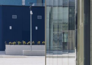 Pavimentazione esterna di Living in the blue Milano realizzato in Marmo Grolla