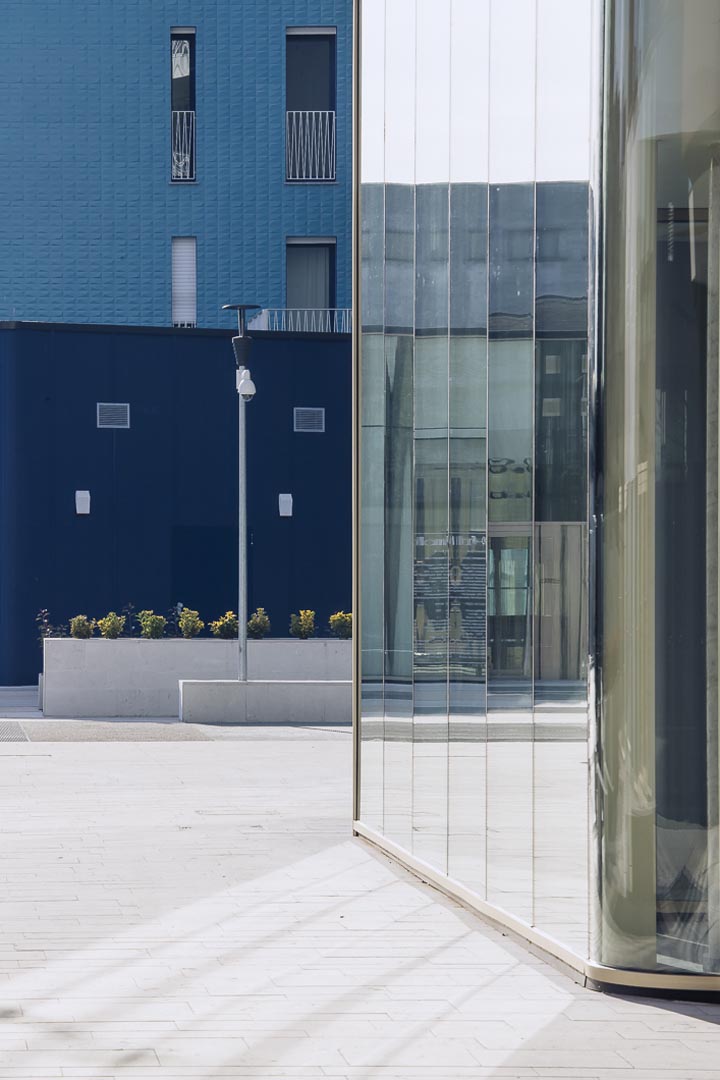 Pavimentazione esterna di Living in the blue Milano realizzato in Marmo Grolla